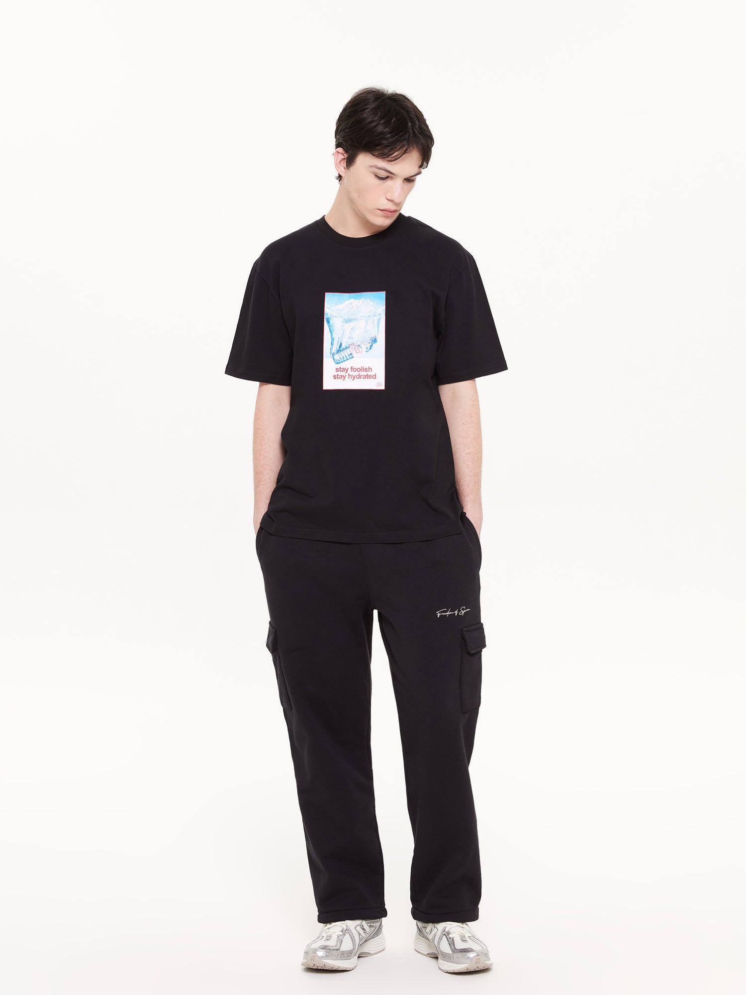 Erkek model üzerinde siyah grafik baskılı t-shirt