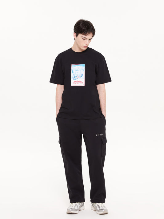 Erkek model üzerinde siyah grafik baskılı t-shirt