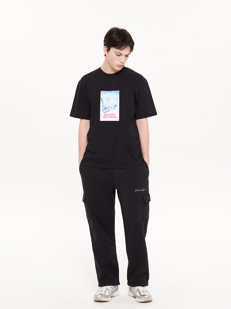 Erkek model üzerinde siyah grafik baskılı t-shirt