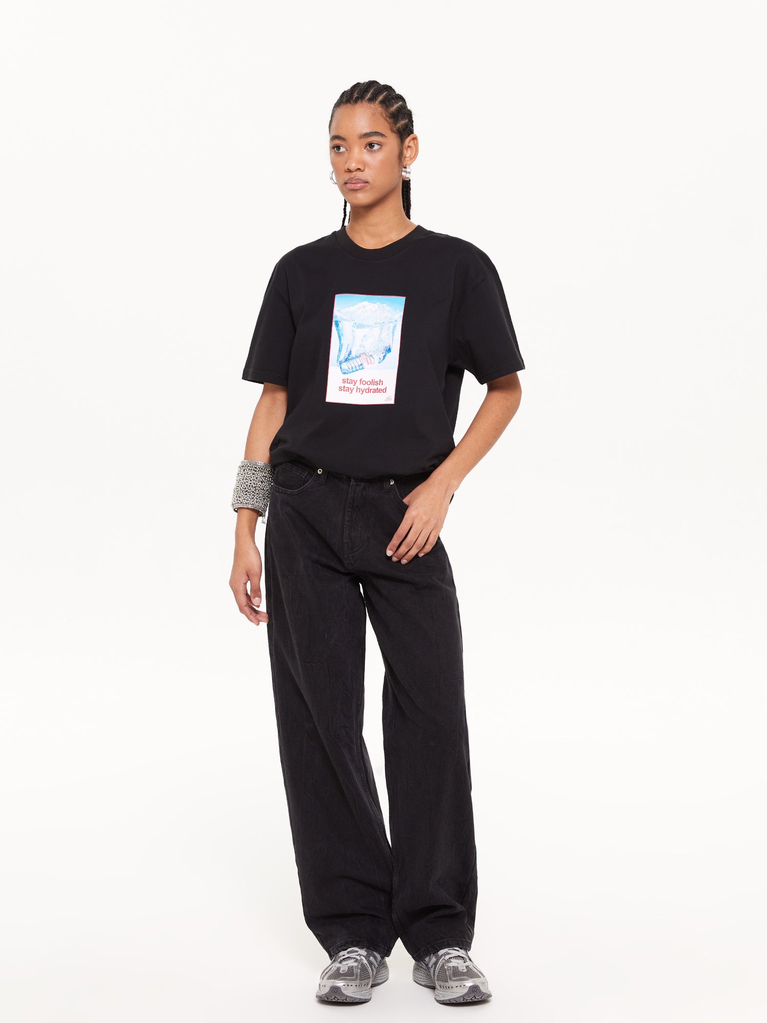 Kadın model üzerinde siyah unisex Hydrated T-Shirt