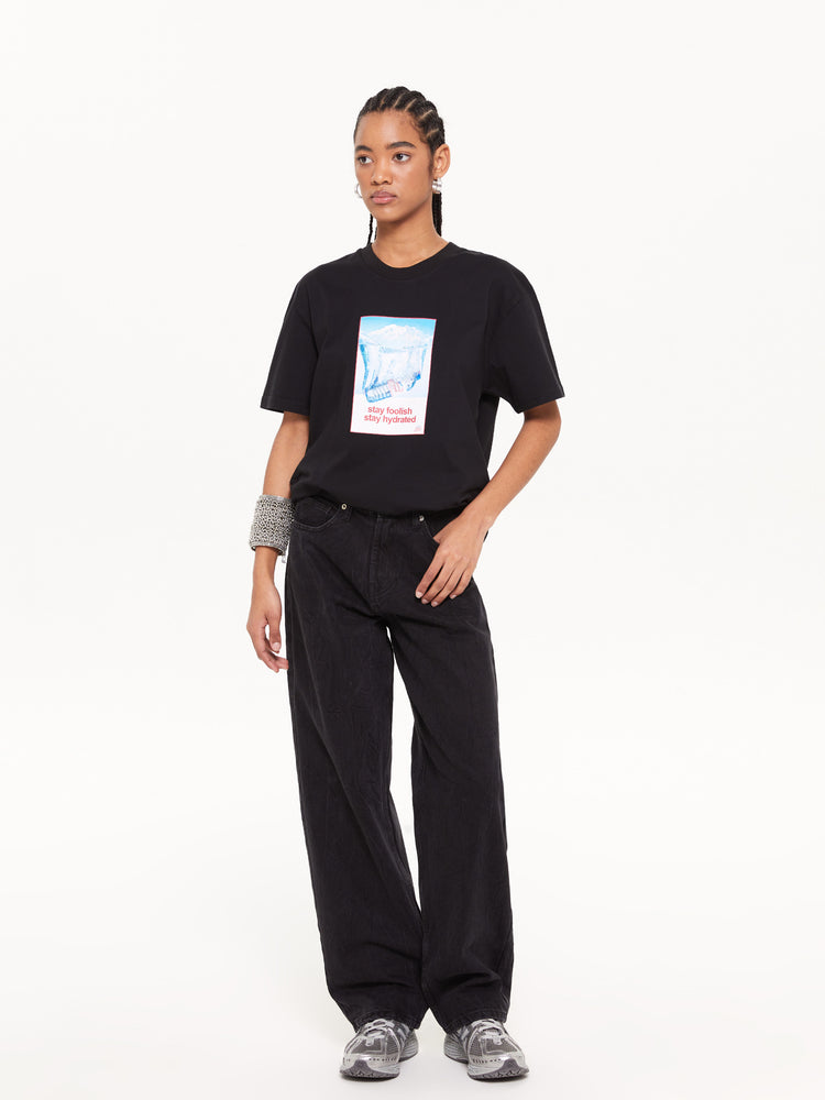 Kadın model üzerinde siyah unisex Hydrated T-Shirt