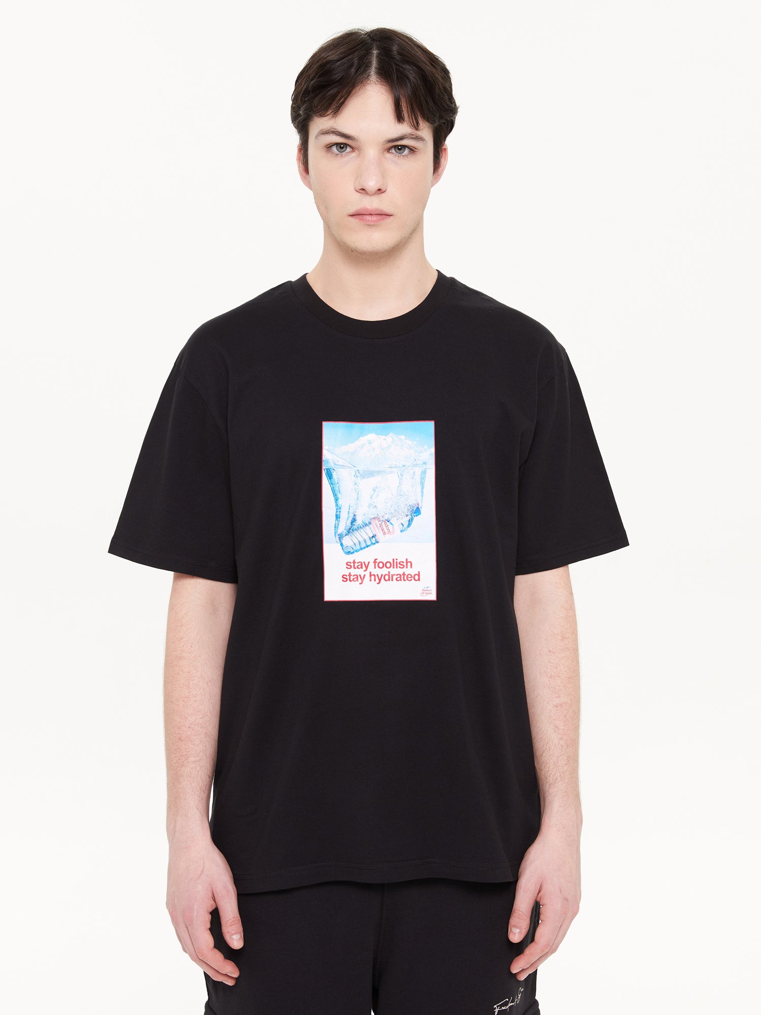 Hydrated T-Shirt siyah, ön yüz grafik baskılı unisex t-shirt
