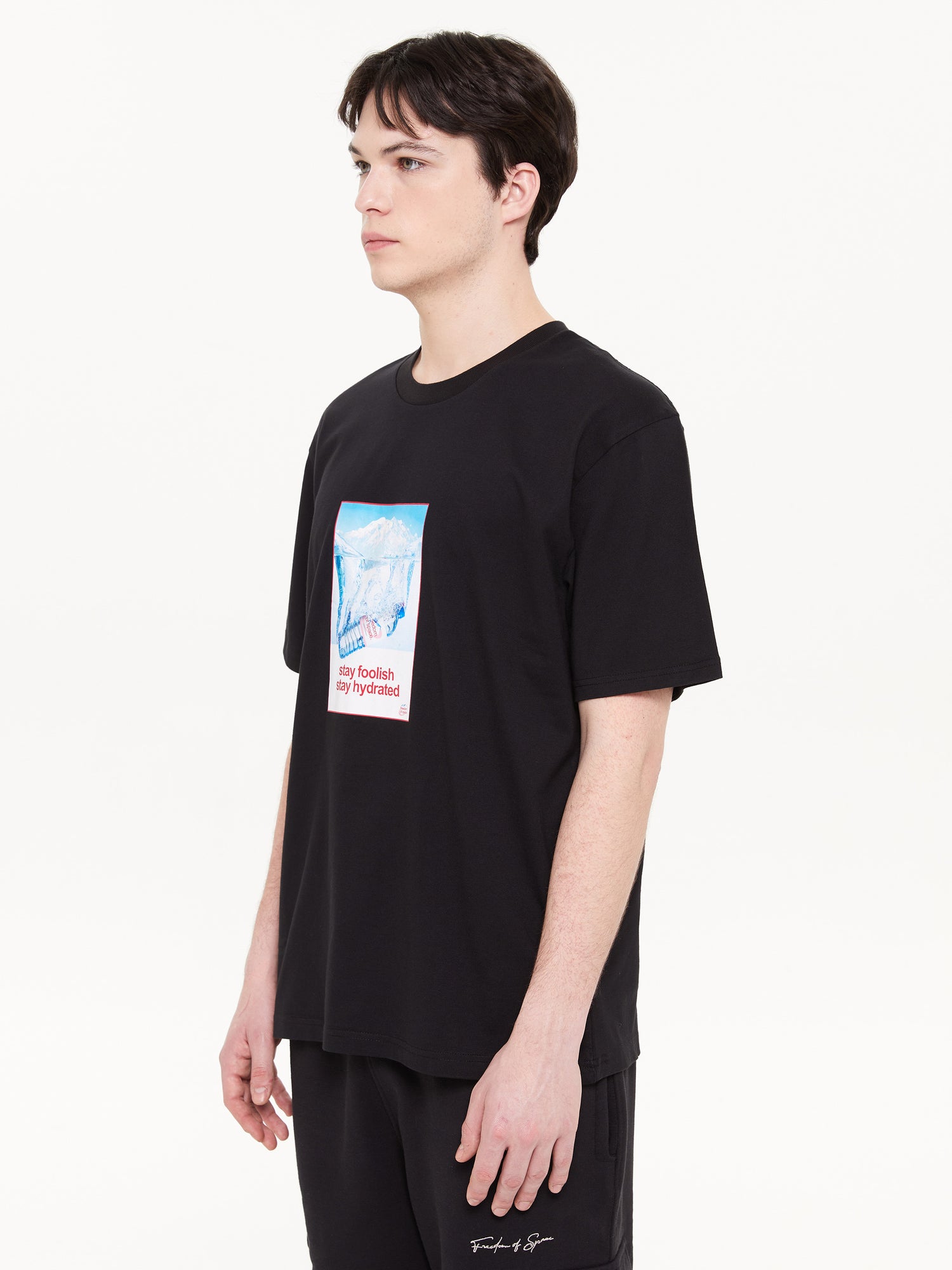 Siyah unisex grafik baskılı t-shirt, yan görünüm