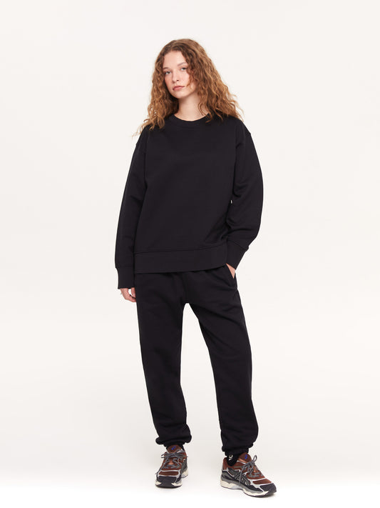 A SIMPLE SWEATSHIRT BLACK