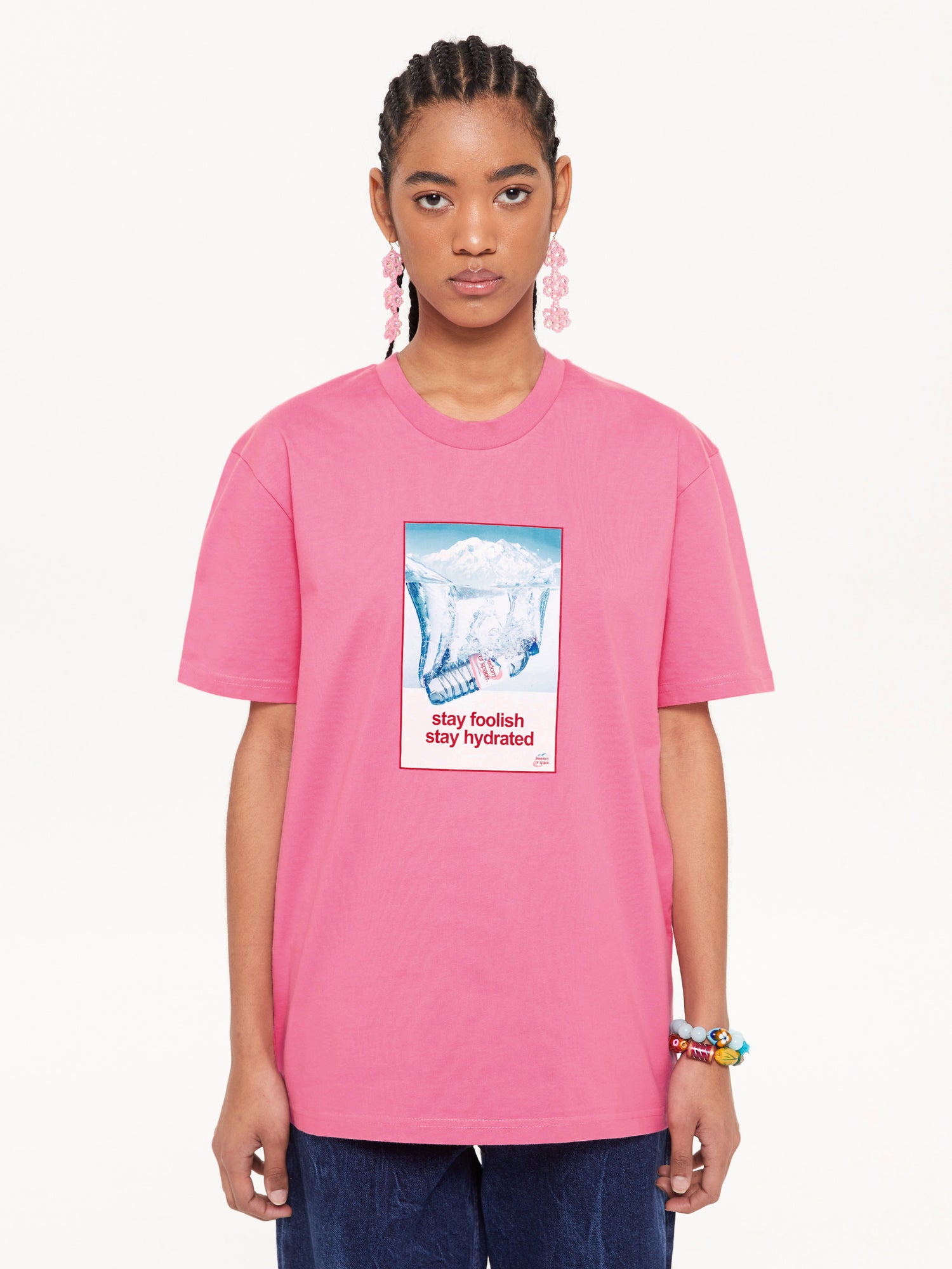 Hydrated T-Shirt pembe, ön yüz grafik baskılı unisex t-shirt.