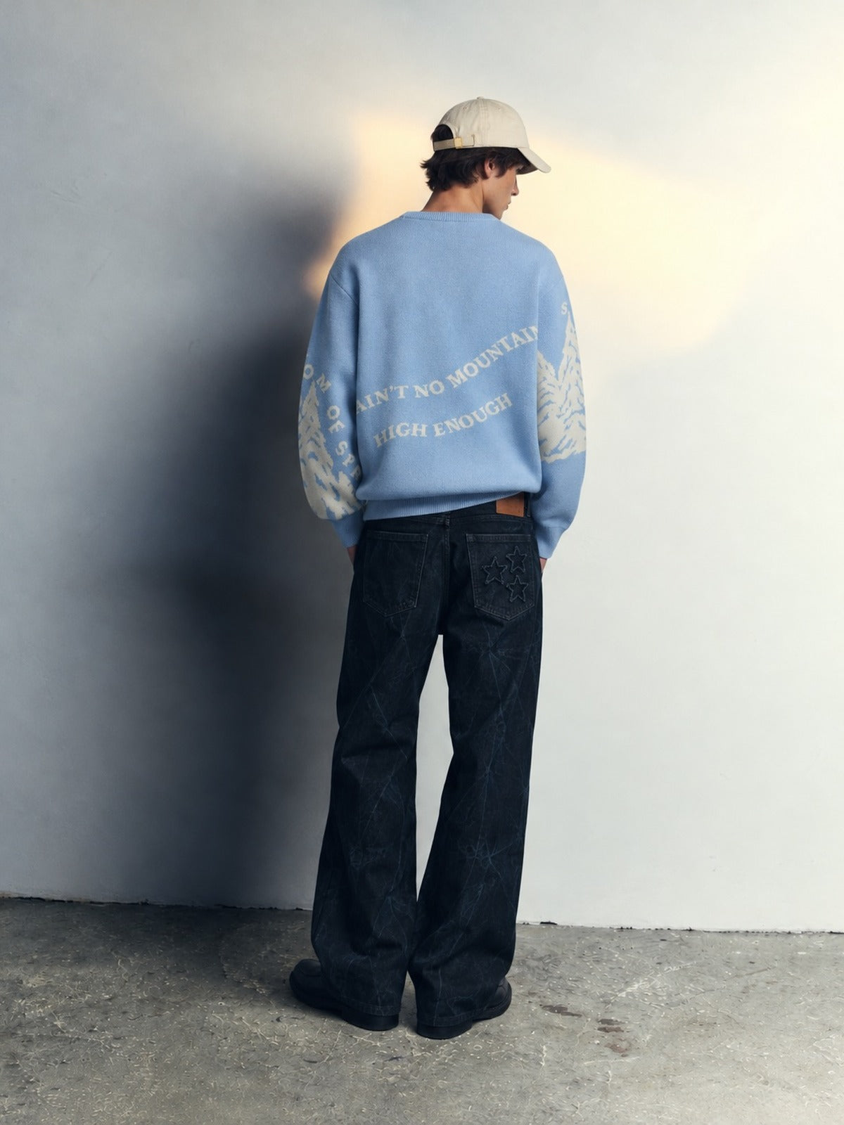Mountain Knit Sweater Baby Blue - model arka